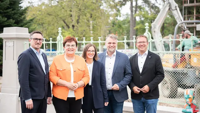 Gemeinsam für das Projekt „NÖ Landesausstellung 2026" v.l.: Manuel Scherscher (Ortsvorsteher Mauer-Greinsfurth), Michaela Hinterholzer (Bürgermeisterin Oed-Ohling, Obfrau Moststraße), Regina Bauer (Kaufmännische Direktorin LK Mauer), Lukas
Michlmayr (Bürgermeister Haag, Landtagsabgeordneter) und Christian Haberhauer (Bürgermeister Amstetten). | Foto: Tobias Gärtner