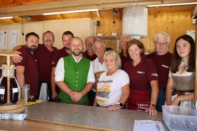 Das Team der Kameradschaft mit Obmann Hans Gann versorgte die zahlreichen Besucher beim Dorffest Schleedorf mit kulinarischen Leckerbissen.