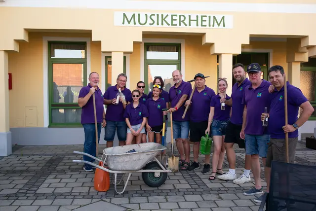 Nach der Pflanzaktion wurde auf den Erfolg der Baumpflanzchallenge angestoßen. | Foto: Santrucek