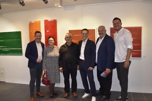 Neuhaus-Bürgermeister und Bezirksfeuerwehrkommandant Patrick Skubel, Botschafterin Victoria Roșa, der Künstler, Jubilar und Ehren-Bezirksfeuerwehrkommandant Helmut Blažej, Landesfeuerwehrkommandant Rudolf Robin, Bürgermeister und Landtagsabgeordneter Hermann Srienz und Gemeindevorstand David Pototschnig (von links)  | Foto: MeinBezirk.at