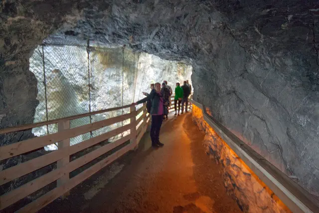 Bild # 2934: überhängende Felsen schließen sich an Stollen an.  | Foto: © by Ing. Günter Kramarcsik