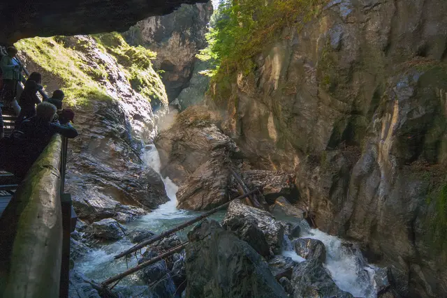 Bild # 2979: eine ein wenige breitere Schluchtstelle ermöglicht Sonnenlichteinfall bis auf die Klammsohle. | Foto: © by Ing. Günter Kramarcsik