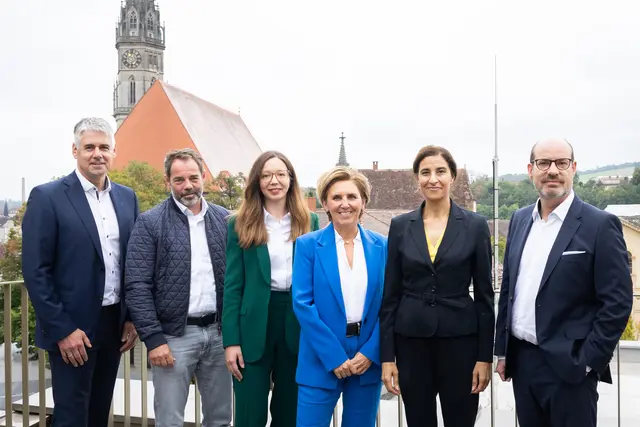 Dir. Dr. Andreas Schmidbauer (Vorstandsvorsitzender der Raiffeisenbank Steyr), Ernestina Rizvanovic, MSc (Geschäftsführerin der City Point Betriebs GmbH, Leiterin des Geschäftsbereichs Immobilien in der Raiffeisenbank Steyr), DI Samira Chadli (Beraterin in der Immobilienentwicklung, Quartiersentwicklung, CEO SC CONCEPTS), Dipl. Ing. Michael Obermair (selbständiger Architekt und Immobilienprojektentwickler), FH-Prof. Mag. Dr. Oliver Schauer, MBA (FH Steyr, Professor für Verkehrslogistik &amp; Mobilität, Leiter Kompetenzbereich „logistikum.RETAIL“), Mag. Daniela Zeiner (Geschäftsführerin der TIC Technology &amp; Innovation Center Steyr GmbH &amp; Netzwerk Zukunftsregion Steyr) bei der Vorstellung der Neuausrichtung des City Point in Steyr. | Foto: Raiffeisenbank Steyr/City Point/Philipp Grindl 
