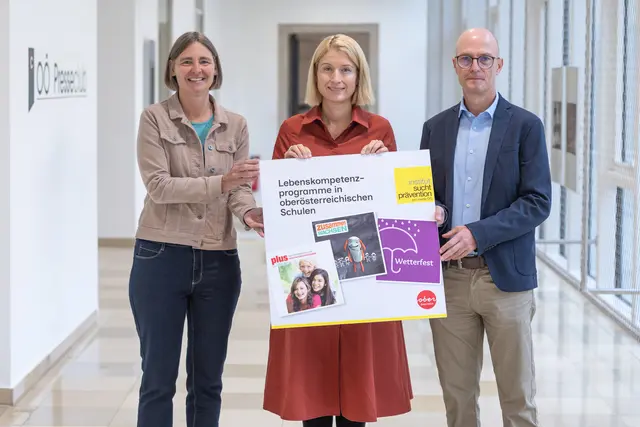 Christine Haberlander mit Rainer Schmidbauer, Leiter des Instituts für Suchtprävention, pro mente, sowie Ilse Polleichtner, Projektverantwortliche für das Präventionsprogramm „plus“ | Foto: Land OÖ/Guggenberger