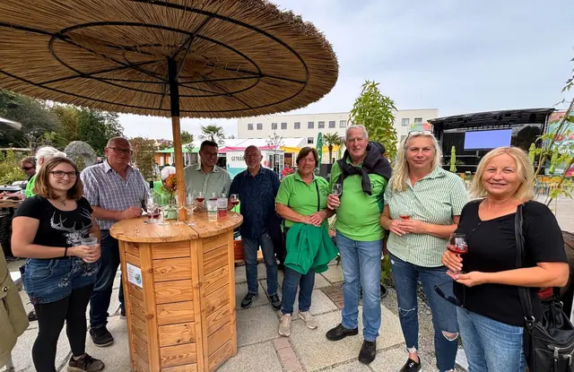 Die vielen ehrenamtlichen Helfer genossen die Steirische Jause und den Schilcher-Wein. | Foto: Franz Gruber