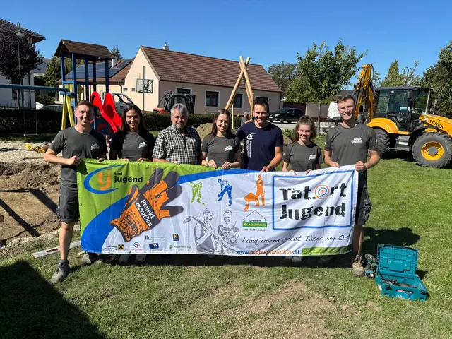 Projektübergabe: Obmann Philipp Uhl, LJ-Mitglied Magdalena Regen, Bürgermeister Franz Popp, Leiterin Patricia Eisenhut, Landesbeirat Jakob Toifl, LJ-Mitglied Mirjam Uhl und LJ-Mitglied Philipp Freudenberger.  | Foto: Landjugend Laa