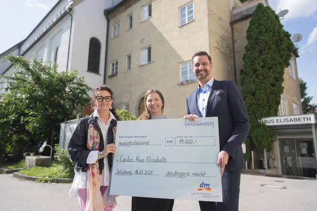 Von links: Andrea Schmid (Direktorin Caritas Salzburg), Kristina Widerin (Sozialarbeiterin Haus Elisabeth) und Christian Freischlager (Mitglied der Geschäftsleitung von dm-Österreich) bei der dm-Scheck-Übergabe von 19.000 Euro vor dem Haus Elisabeth. | Foto: dm/Wolfgang Lienbacher