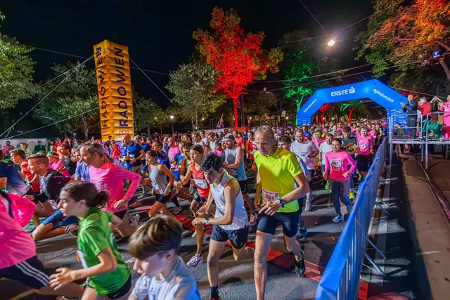 Viele musikalische Highlights werden die Teilnehmenden entlang der gesamten Strecke begleiten, von Trommelrhythmen über Bläserklänge bis hin zu DJ-Beats.  | Foto: Vienna Night Run/Stephan Schütze