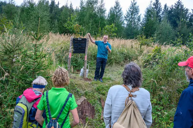 Die rund dreistündige Wanderung führte die Gruppe entlang unterschiedlicher Waldbilder auf Flächen des ÖBf-Forstbetriebs Steyrtal zu einigen spannenden Stationen.  | Foto: oebf/W. Simlinger 