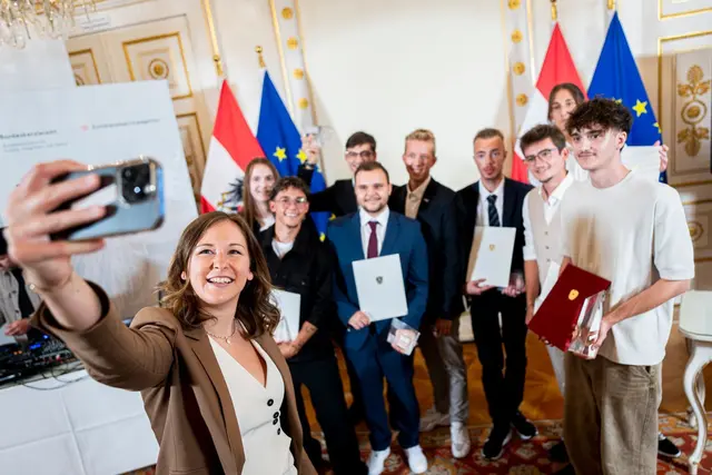 Bundesministerin Plakolm: "Was ihr tut, ist nicht immer laut, aber es verändert Leben. Darauf kann Österreich stolz sein." | Foto: BKA/Florian Schrötter