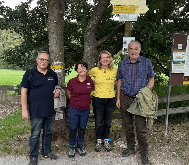 vlnr: Alexander Pikhard (Vizepräsident des Österreichischen Astronomischen Vereins), Elke Weisz-Emesz (Bildungsreferentin Naturpark Föhrenberge), Bianca Sabek (Biologin beim Landschaftspflegeverein) und Leopold Lindebner (Stadtrat für Forst). | Foto: Christian Weisz