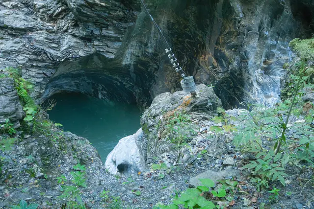 Bild # 2927: Ein Strudeltopf (auch Strudelloch) ist durch Wildwasser in Festgestein erodierte trichterförmige Aushöhlung (Kolk).  | Foto: © by Ing. Günter Kramarcsik