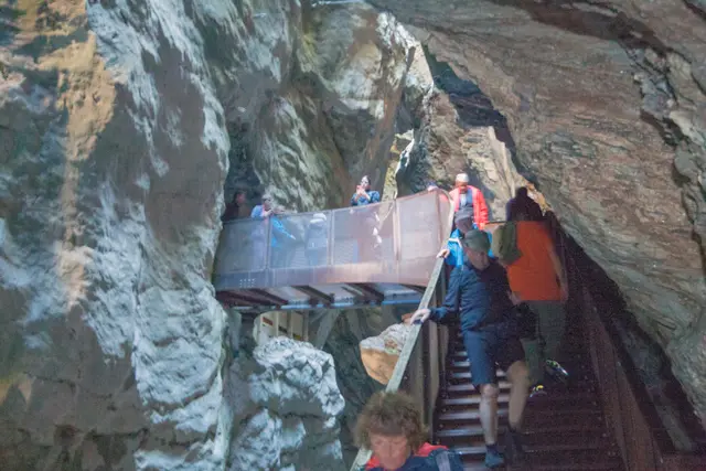 Bild # 2964: Treppen unter überhängenden Fels und Brücke über die Schlucht in einen anschließenden Stollen. | Foto: © by Ing. Günter Kramarcsik