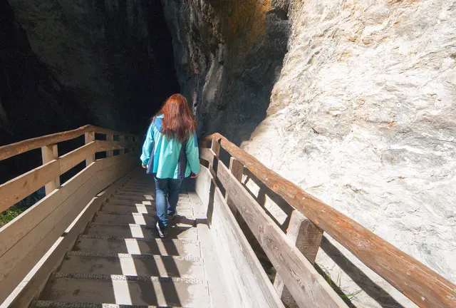 Bild # 3006: was man am Hinweg aus der Tiefe in die Sonne erklimmen konnte, muss man nun wieder in die schwarze Tiefe der Klamm am Rückweg wieder hinab steigen. | Foto: © by Ing. Günter Kramarcsik