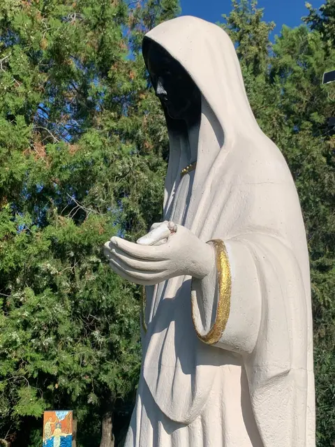 Im Gebetsgarten wurden auch Statuen beschädigt. | Foto: Plattform Christdemokratie