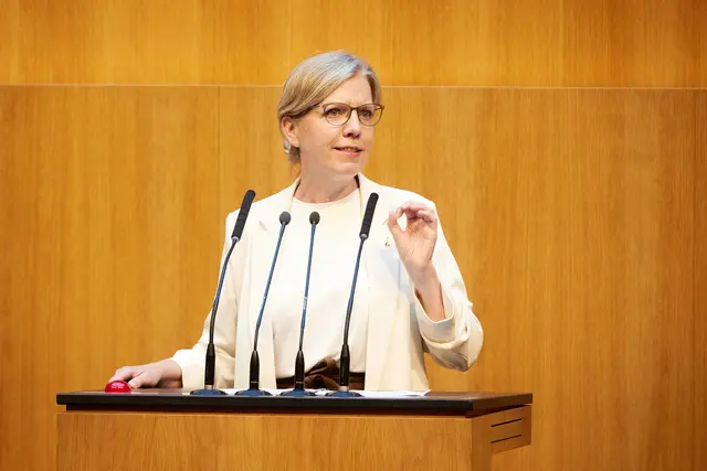 Grünen-Chefin Leonore Gewessler nutzte die Debatte, um deutliche Kritik an der Haltung der Sozialdemokraten zu äußern. | Foto: Parlamentsdirektion/​Thomas Topf