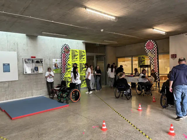 Auf die Rollis, fertig, los: In der HTL Spengergasse haben Schülerinnen und Schüler ihre Fähigkeiten bei einer Rollstuhl-Challenge ertestet. | Foto: Nathanael Peterlini/MeinBezirk
