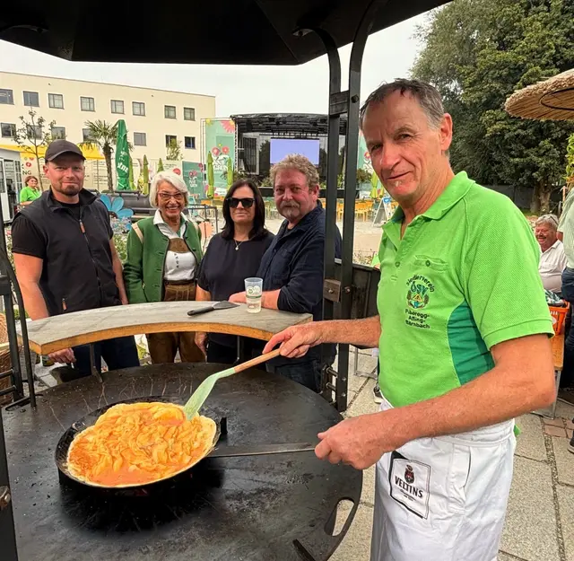 A richtige Steirische Jause mit Eierspeis – zubereitet von Koch Emmerich Hojas am handgeschmiedeten Ofen des Subener Kunstschmieds Markus Götzendorfer. | Foto: Franz Gruber