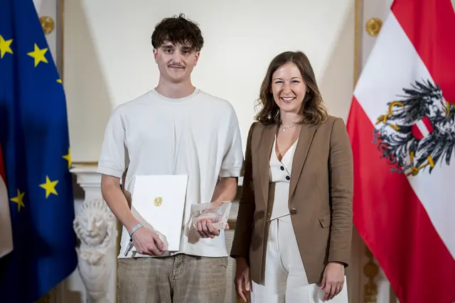 Jakob Neff aus Salzburg ist Bundessieger beim Zivildiener des Jahres 2025 und wird damit für seine besonderen Leistungen während seines Zivildienstes bei der Werkstätte Hinterfeldstraße der Lebenshilfe Salzburg ausgezeichnet. Claudia Plakolm, Bundesministerin für Europa, Integration und Familie, ehrte die jungen Männer im Bundeskanzleramt. | Foto: BKA/Schrötter