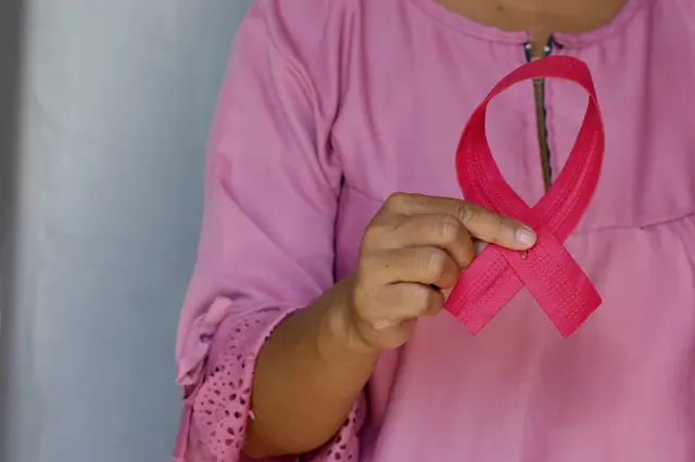 Pink Ribbon = Symbol für Bewusstsein, Prävention, Unterstützung und Hoffnung im Kampf gegen Brustkrebs. | Foto: Unsplash