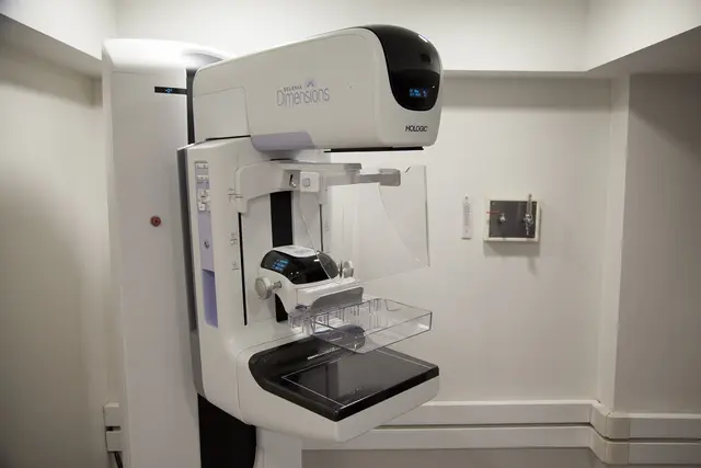 Bei der Mammographie wird jede Brust zwischen zwei Kunststoffplatten zusammengedrückt. Durch Röntgenstrahlen wird ein Bild erstellt, von jeder Brust in zwei unterschiedlichen Postionen, um ein möglichst aussagekräftiges Bild zu erzeugen. | Foto: Pixabay