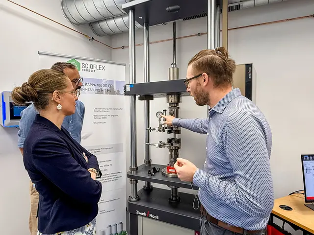 Landeshauptmann-Stellverteterin Anja Haider-Wallner mit Scioflex-Geschäftsführer Bernd Schrittesser beim Besichtigen der Testanlagen. | Foto: Büro LRin Haider-Wallner
