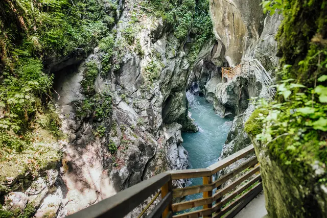 Von Anfang April bis Ende Oktober ist die Klamm jeden Tag für Besucherinnen und Besucher geöffnet – auch bei Regen. | Foto: creatingclick