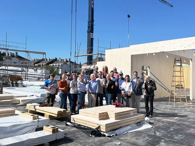 Gruppenfoto bei der Besichtigung der Kindergarten-Baustelle in der Kaiserin Elisabeth-Straße. | Foto: Marktgemeinde Maria Enzersdorf