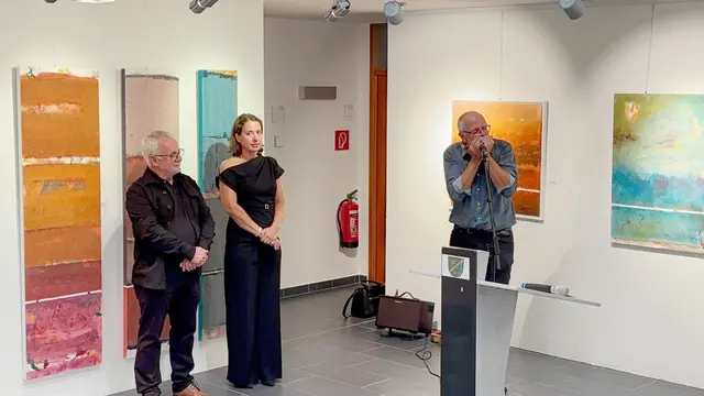 Arthur Ottowitz begleitete die Eröffnungsfeier mit Mundharmonika-Klängen: musikalische Improvisation, inspiriert von den Bildern | Foto: MeinBezirk.at