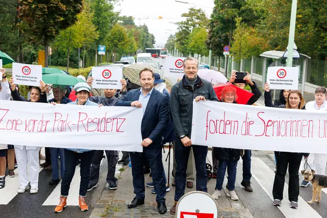 Am Mittwoch demonstrierten Seniorinnen und Senioren gemeinsam mit Bezirkschef Daniel Resch (ÖVP, l.) für eine 30er-Beschränkung und mehr Sicherheit auf der Hartäckerstraße. | Foto: Florian Wieser