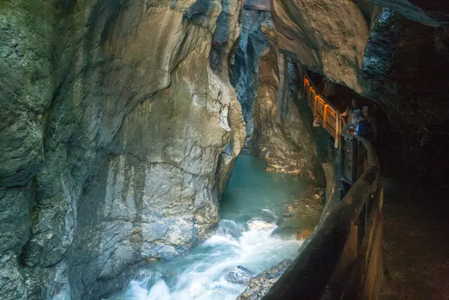 Bild # 2960: eng an bzw. in den Fels ist der Steig angelegt.  | Foto: © by Ing. Günter Kramarcsik