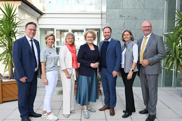 Abteilungsleiter Helmuth Sturm, Sportwissenschafterin Alexandra Pibil, Landesschulinspektorin Agnes Karpf-Riegler, Bildungs-Landesrätin Christiane Teschl-Hofmeister, Gesundheitsforscher Univ. Prof. Christoph Pieh, LAKO-Leiterin Martina Piribauer und Landesgüterdirektor Erhard Kührer | Foto: Jürgen Mück