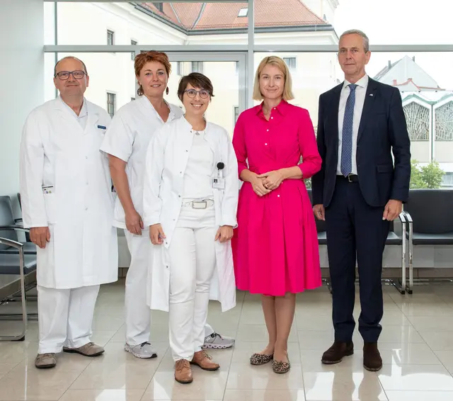 Von links: Bernhard Reiter (Leiter der Palliativstation am Ordensklinikum Linz Elisabethinen), Anita Honeder (stv. Stationsleiterin am Ordensklinikum Linz Elisabethinen), Isabelle Allmendinger (Ordensfrau und Palliativmedizinerin am Ordensklinikum Linz Barmherzige Schwestern), LH-Stv. Gesundheitslandesrätin Christine Haberlander und Stefan Meusburger (Geschäftsführer Ordensklinikum Linz). | Foto: @Ordensklinikum Linz