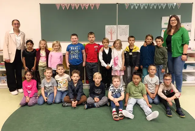 2025 Volksschule Zwentendorf, 1a. mit Stützkraft  Svenja Blauensteiner und Klassenlehrerin Melanie Weber. | Foto: Christian Nowotny