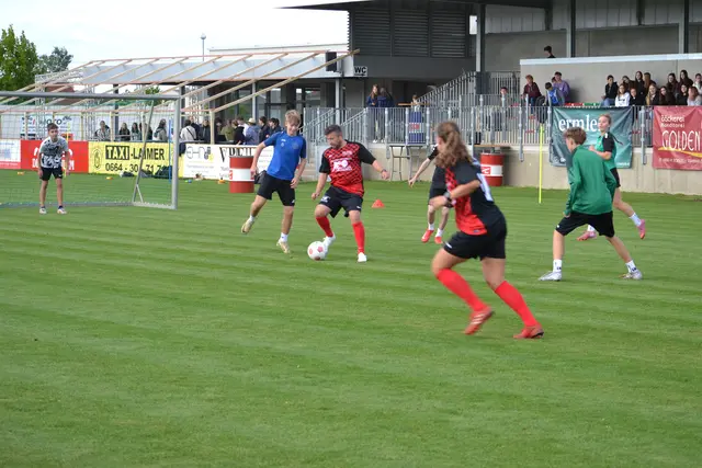 Beim Fußball ging es auf dem Rasen heiß her. Der Spaß stand aber im Vordergrund. | Foto: HAK/HAS Frauenkirchen/Ronny Kleidosty