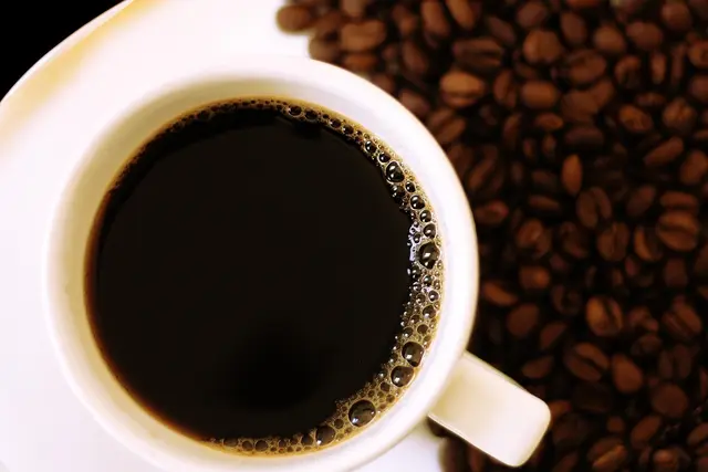 Laut Tchibo benötigt man für eine Tasse Kaffee mit rund 250 ml etwa 15 Kaffeebohnen. | Foto: Symbolbild pixabay.com