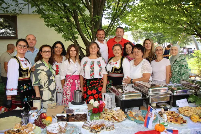  Tatjana Stepanoska-Jurisic (3. v. l.) und Biljana Bojceska (5. v. l.) beim bunten Fest.