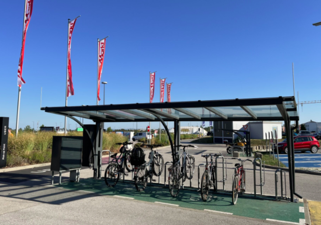 Radfahren ist in Stadt und Bezirk (hier bei der SCS) ein Thema und könnte - so meint Jutta Lang - jedenfalls optimiert werden. | Foto: Stockmann (Archiv)