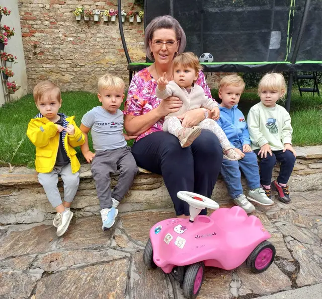 Tagesmutter Manuela Trabitsch mit ihren Sonnenzwergen Kilian, Hendrik, Flora, Paul und Fynn. | Foto: Manuela Trabitsch