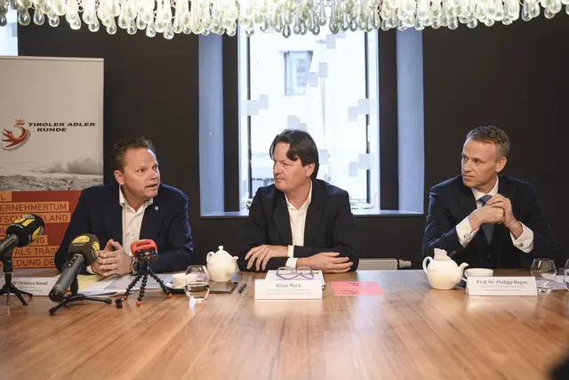 Karl Christian Handl (CEO von Handl Tyrol und Präsident der Tiroler Adler Runde), Klaus Mark (Geschäftsführer von MK Illumination und Pressesprecher der Tiroler Adler Runde), Ökonom Prof. Dr. Philipp Bagus. | Foto: Franz Oss