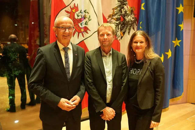 Der international renommierte Komponist Johannes Maria Staud bekam den hochdotierten Tiroler Landespreis für Kunst 2025 zuerkannt (im Bild mit LH Anton Mattle und Irene Girkinger, Intendantin des Tiroler Landestheaters). | Foto: Land Tirol/Jovanovic
