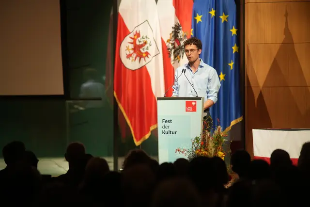 Stellvertretend für alle PreisträgerInnen hielt Emil Kaschka eine feurige Dankesrede. | Foto: Land Tirol/Jovanovic