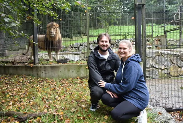 Leon und Denise Grasser vor dem Patentier Löwe Mufasa. | Foto: Herbert Stoschek