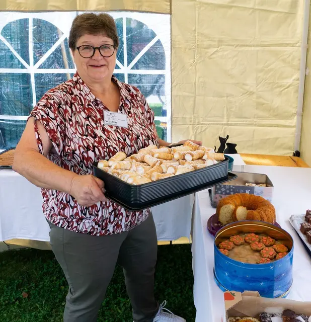 Von den ehrenamtlichen Mitarbeiterinnen und Mitarbeitern wurde ein Mehlspeisenbuffet zu Verfügung gestellt. | Foto: Matthias Anhofer