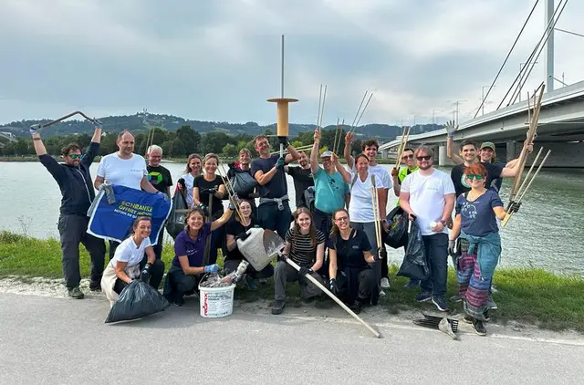 Auf Initiative der Digital Mile Linz sammelten Mitarbeitende aus mehreren Linzer IT-Unternehmen Müll entlang der Donaulände ein. | Foto: Planet Matters