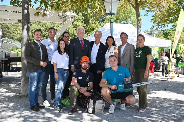 Vizebürgermeister Jowi Trenner und Stadtgartendirektor Andreas Kastinger mit Bgm. Lukas Zehetbauer aus Raasdorf, Tobias Repl (Fa. Makita), Marcel Kreitl, Julian Kreitl, Viktoria Kreitl, Heide Kreitl, Sebastian Martinello, Johanna Kreitl und Julia Holzer.

  | Foto: 2025psb/sap