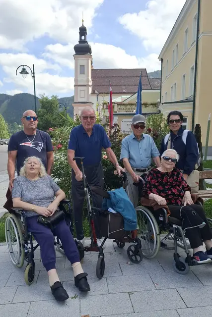 Ausflug nach Maria Schutz: (stehend) Mitarbeiter Werner Wanek, Bewohner Franz Koller, Bewohner Josef Poisinger, Mitarbeiterin Korina Gersthofer, (sitzend) Bewohnerinnen Johanna Neumüller und Christine Poisinger (v.l.). | Foto: SeneCura
