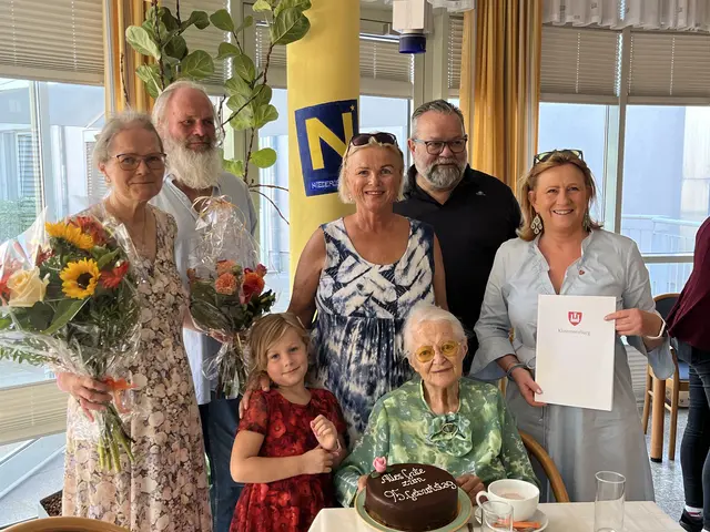 Jubilarin Hildegunde Streubel (Mitte sitzend) mit Familie sowie Vizebürgermeisterin Maresi Eder (ÖVP, rechts) und Michael Strozer (2. von rechts). | Foto: PBZ Klosterneuburg