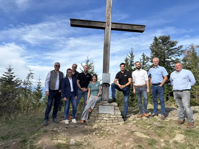Gipfelfoto mit der Delegation von Landesrat Amesbauer, Bürgermeistern des Pöllauer Tales und Vertretern des Naturparks Pöllauer Tal. | Foto: MeinBezirk/ Margot Jeitler