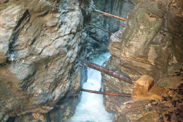 Bild # 2957: Baumstammverklausungen sind die stillen Zeugen von Hochwässer. Hier ist die Ache mit Niederwasser viel tiefer fließend. | Foto: © by Ing. Günter Kramarcsik